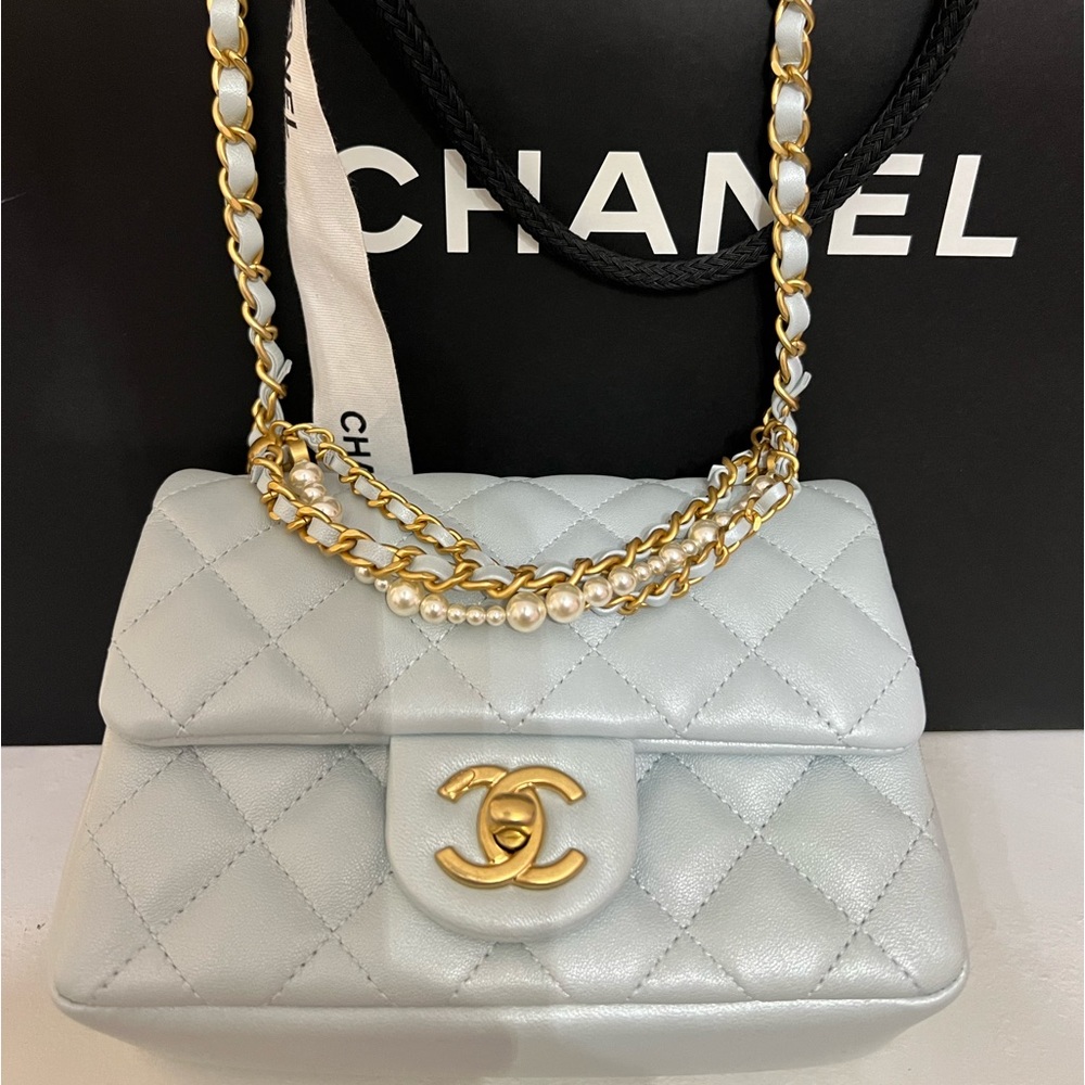 Chanel Pearly Lambskin, Imitation Pearls & Gold-Tone Metal Iridescent Light Blue - Picture 2 of 3